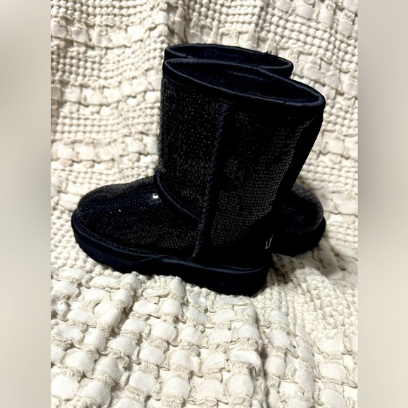 UGG Toddler Classic Short Chunky Sequin Pull-On Booties - Picture 8 of 8